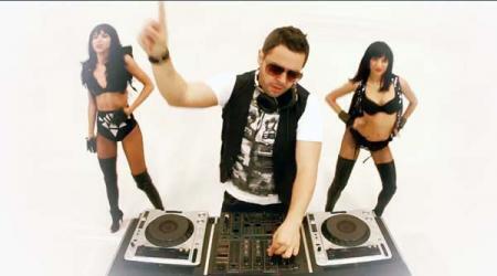 скачать клип Tom Boxer and Morena feat. J. Warner - Deep In Love