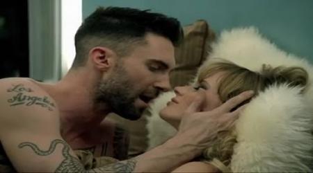 скачать клип Maroon 5 - Never Gonna Leave This Bed