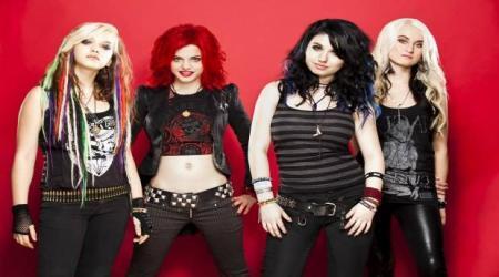 скачать клип Cherri Bomb - Too Many Faces