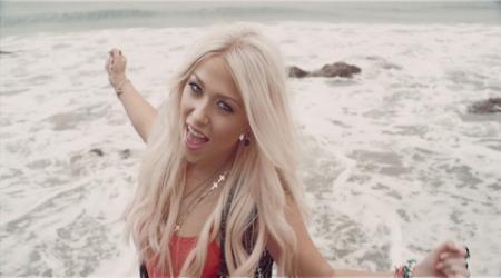 скачать клип Amelia Lily - You Bring Me Joy