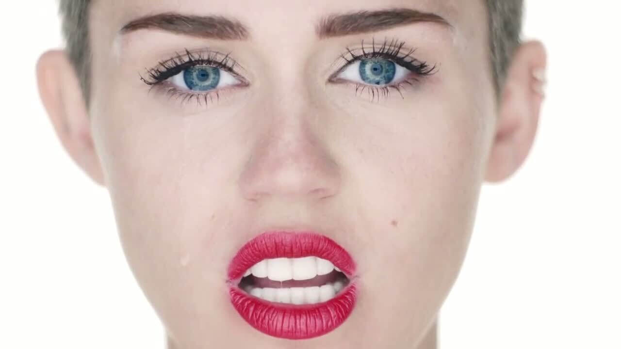 скачать клип Miley Cyrus - Wrecking Ball