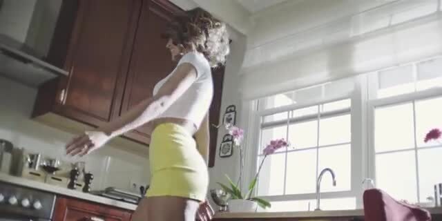скачать клип Nora Istrefi - Baby Jem