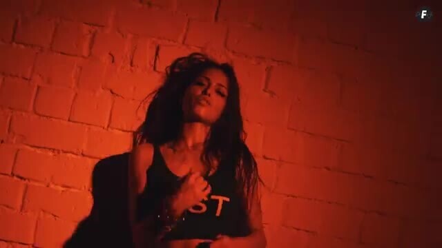 скачать клип Lariss - Dale Papi