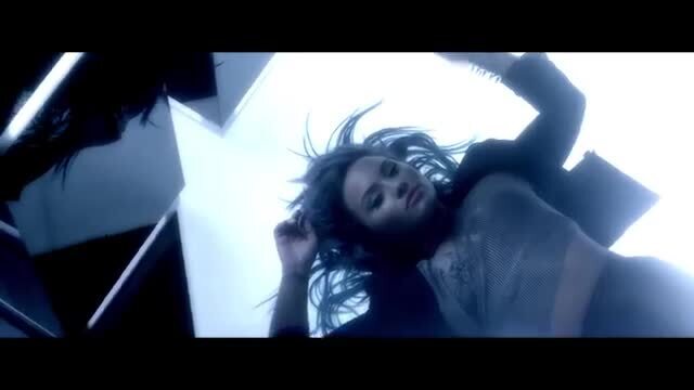 скачать клип Demi Lovato - Neon Lights