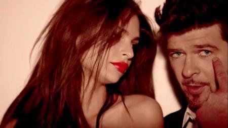 скачать клип Robin Thicke - Blurred Lines