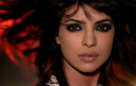 скачать клип Priyanka Chopra - In My City ft. will.i.am