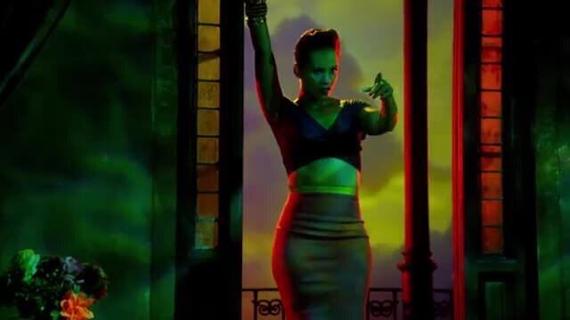 скачать клип Alicia Keys - Girl on Fire