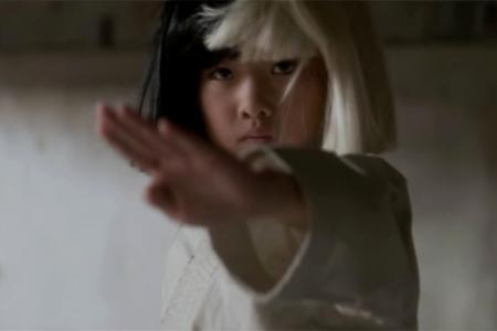 скачать клип Sia - Alive