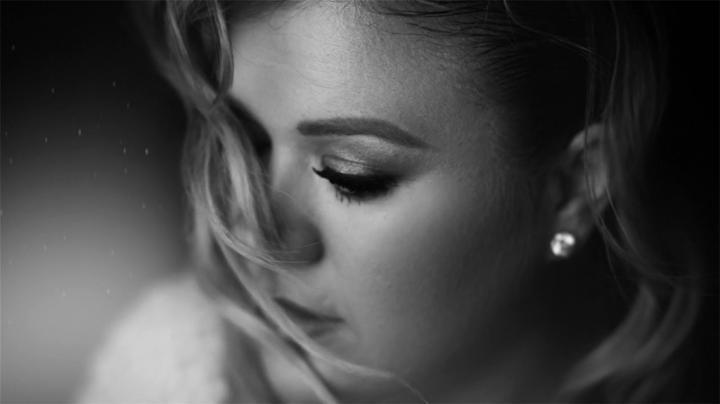 скачать клип Kelly Clarkson - Piece By Piece