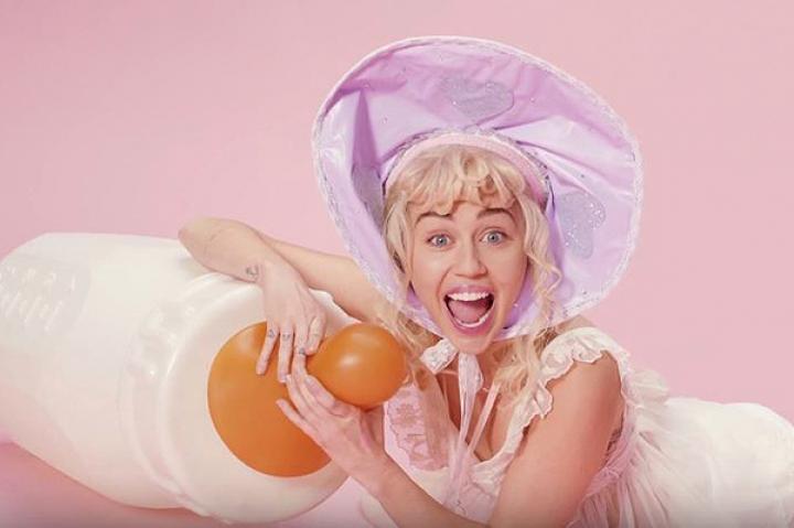скачать клип Miley Cyrus - BB Talk