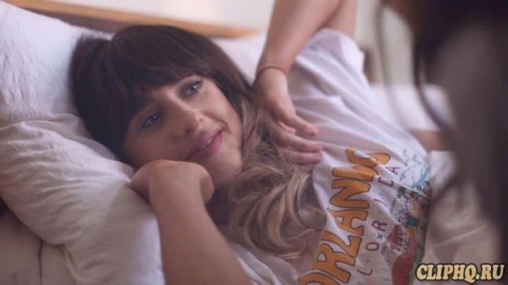 скачать клип Foxes - Amazing