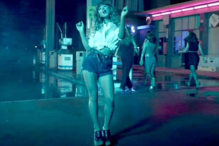 скачать клип Foxes - Body Talk
