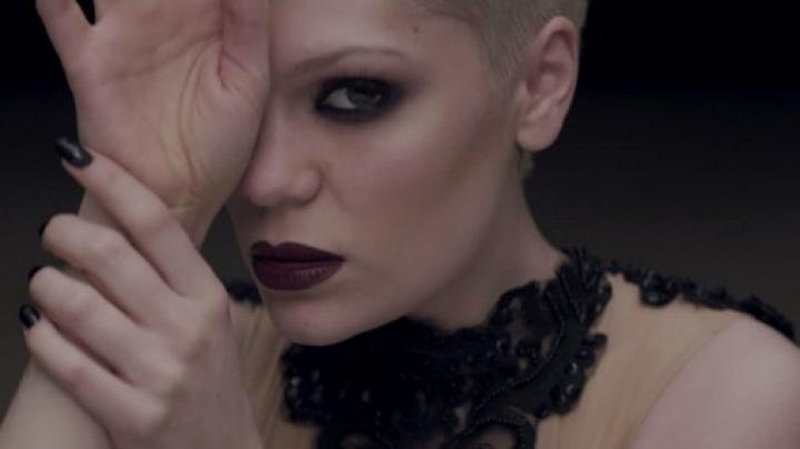 скачать клип Jessie J - Thunder