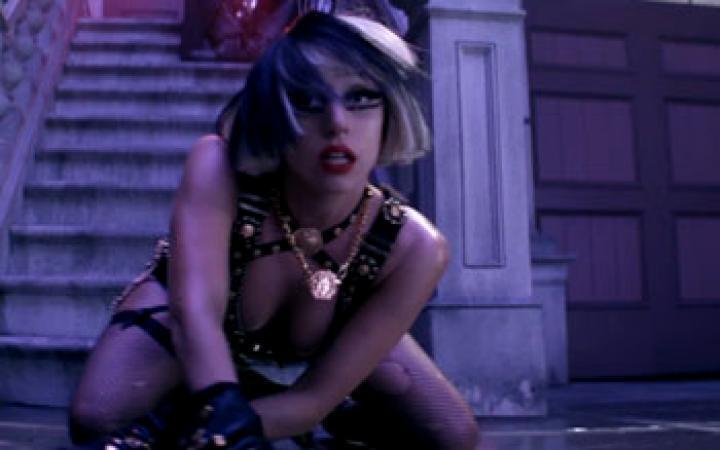 скачать клип Lady Gaga - The Edge Of Glory