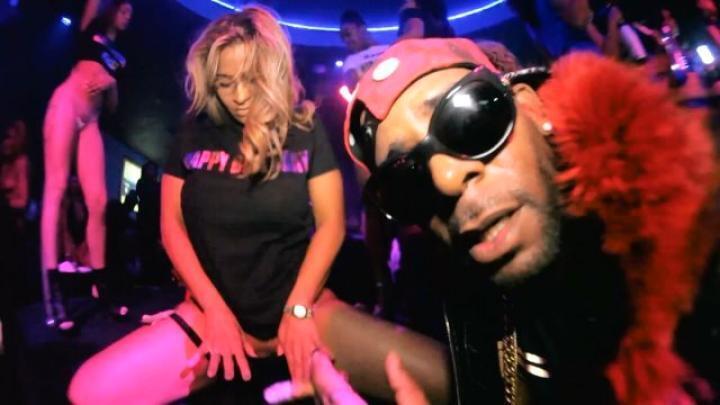 скачать клип R. Kelly - Backyard Party
