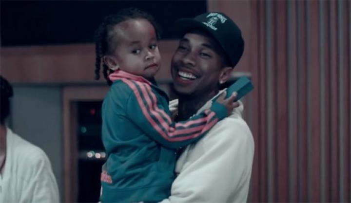 скачать клип Tyga - I Smile, I Cry