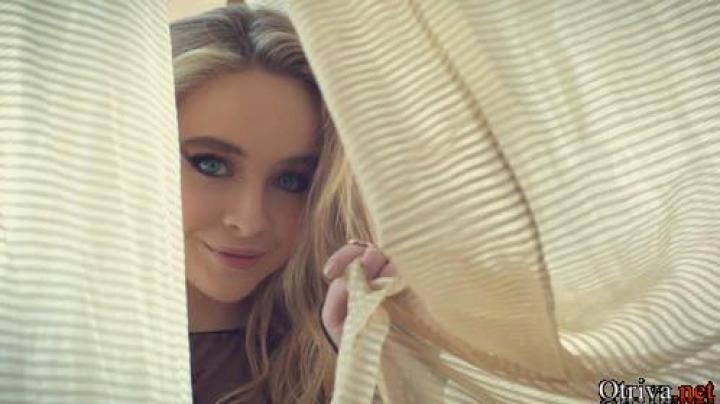 скачать клип Sabrina Carpenter - Eyes Wide Open