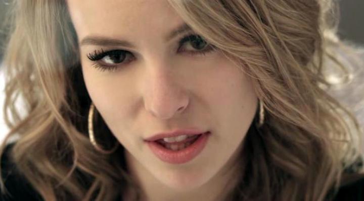 скачать клип Bridgit Mendler - Hurricane