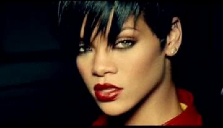 скачать клип Rihanna - Disturbia