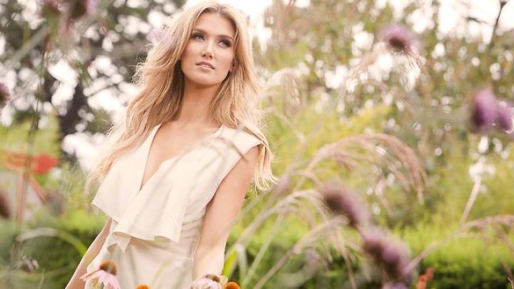 скачать клип Delta Goodrem - Sitting on Top of the World