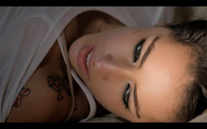 скачать клип Delilah - Inside My Love