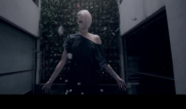 скачать клип Dash Berlin ft. Emma Hewitt - Like Spinning Plates