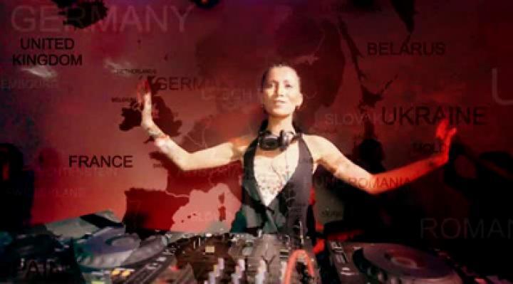 скачать клип Lady Waks ft. MC Manic - Round The Globe