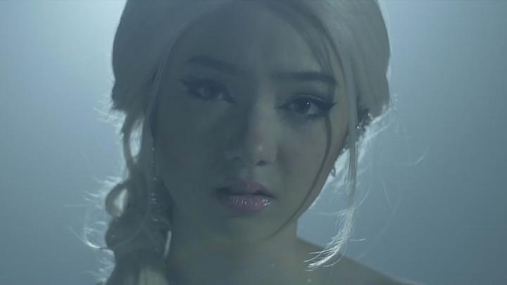 скачать клип Jannine Weigel - Pluto