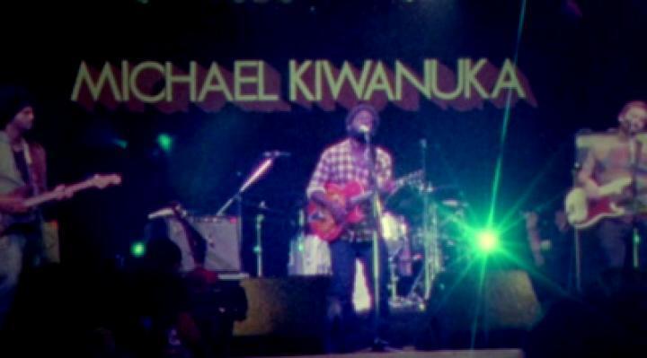 скачать клип Michael Kiwanuka - Bones