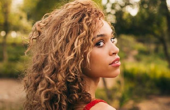 скачать клип Izzy Bizu - Mad Behaviour