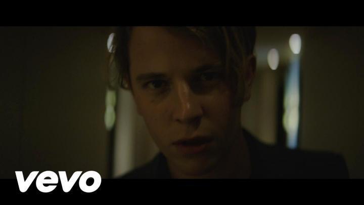 скачать клип Tom Odell - Wrong Crowd