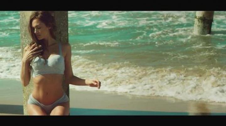 скачать клип Benny Benassi and Chris Brown - Paradise