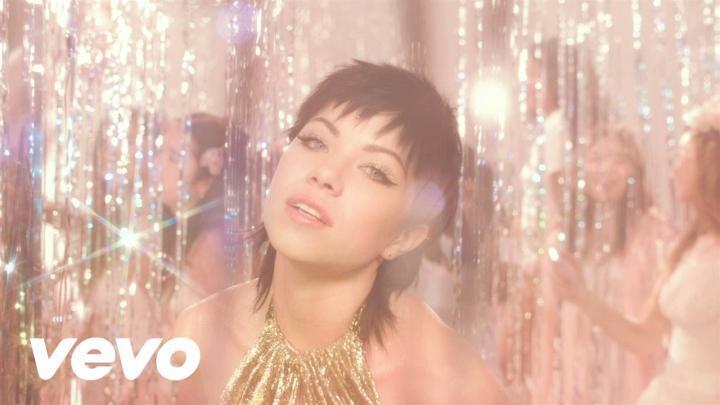 скачать клип Carly Rae Jepsen - Boy Problems