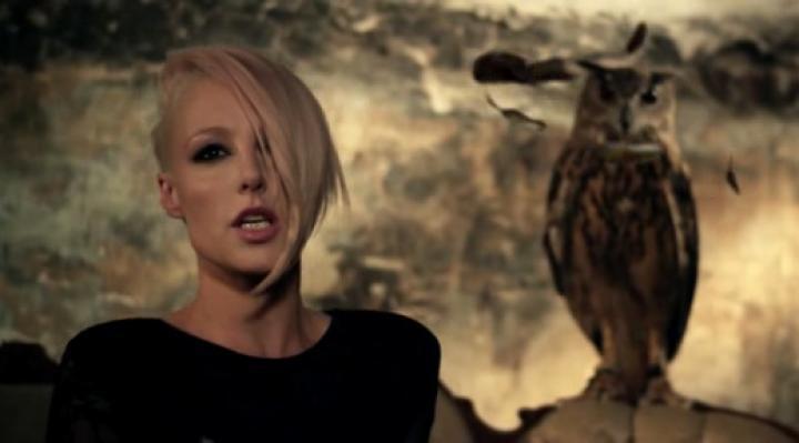 скачать клип Emma Hewitt - Foolish Boy