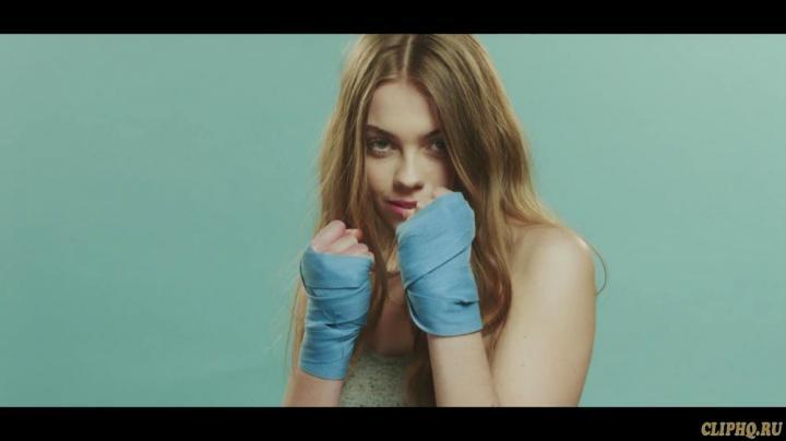 скачать клип Lauren Aquilina - Kicks