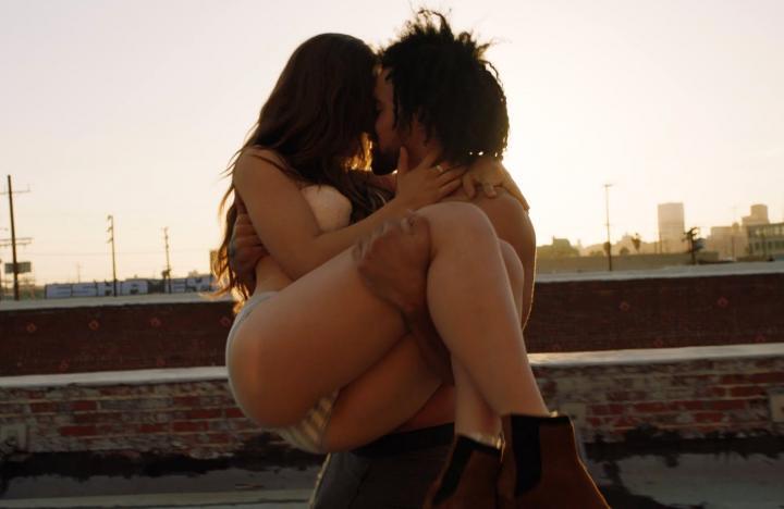 скачать клип Bob Sinclar - Someone Who Needs Me
