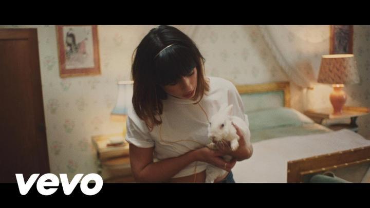 скачать клип Foxes - Cruel