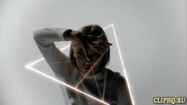 скачать клип Astrid S - Hurts So Good