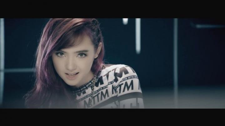 скачать клип Jannine Weigel - Finish Line