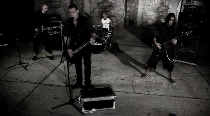 скачать клип Leander Rising - Ghost Away