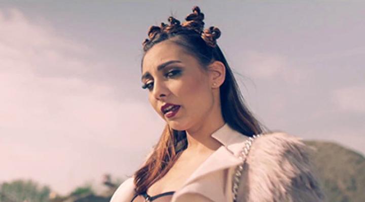 скачать клип Amira - Lonely
