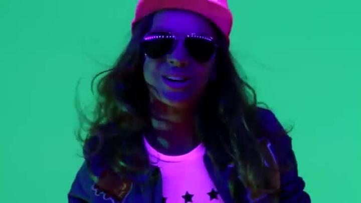 скачать клип Nicole-Mari - La La La