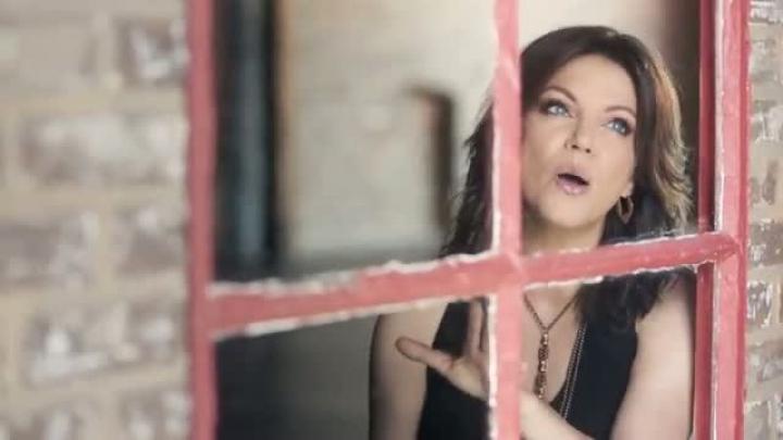 скачать клип Martina McBride - Just Around The Corner