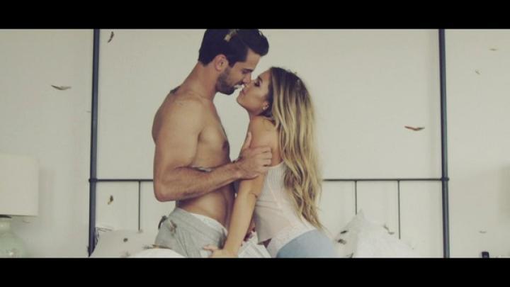 скачать клип Jessie James Decker - Lights Down Low