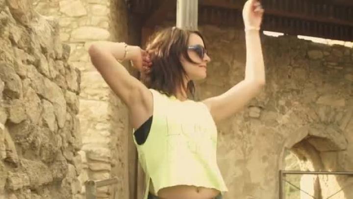 скачать клип Markdos and Marco Piccolo ft. Rosy - Party On The Road