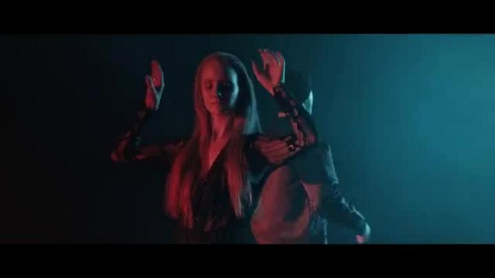 скачать клип Illy ft. Vera Blue - Papercuts