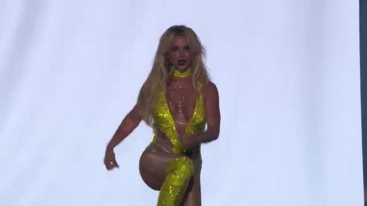 скачать клип Britney Spears ft. G-Eazy - Make Me...- Live