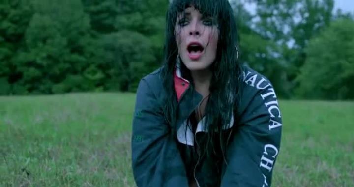 скачать клип Sleigh Bells - It\'s Just Us Now