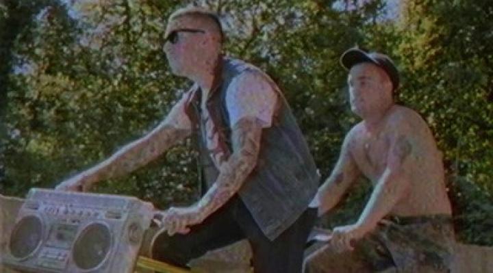 скачать клип Slaves - Take Control
