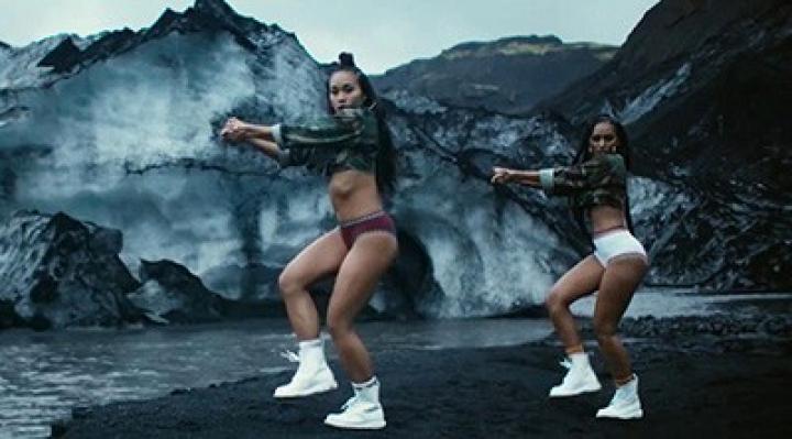 скачать клип Major Lazer ft. Justin Bieber and MO - Cold Water
